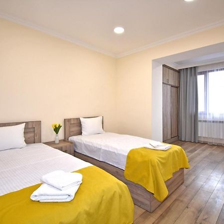 2 Bedroom Apartment, Quiet And Spacious Erevan Esterno foto