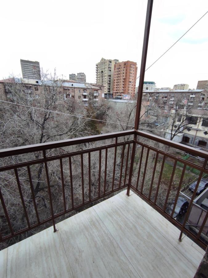2 Bedroom Apartment, Quiet And Spacious Erevan Esterno foto