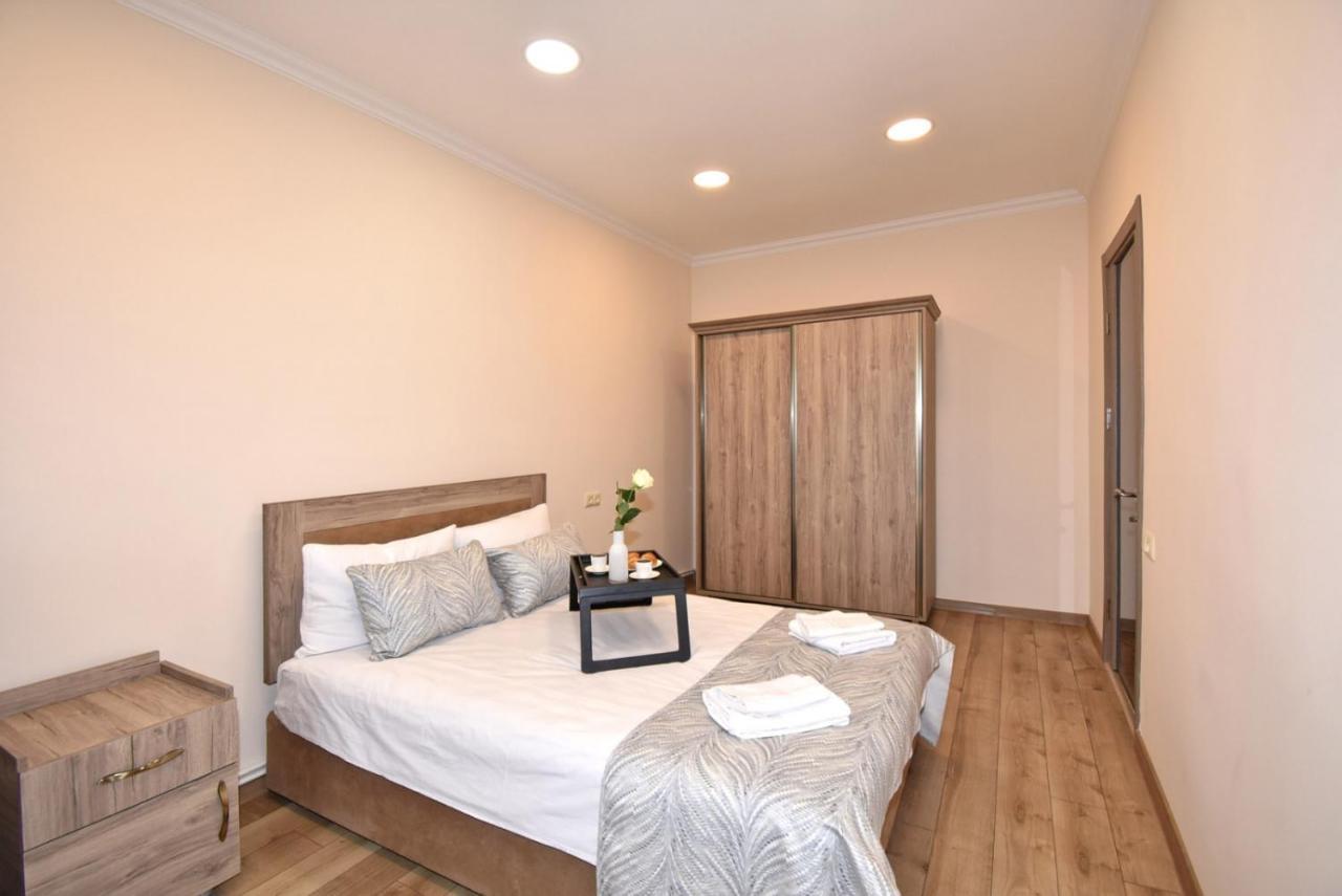 2 Bedroom Apartment, Quiet And Spacious Erevan Esterno foto