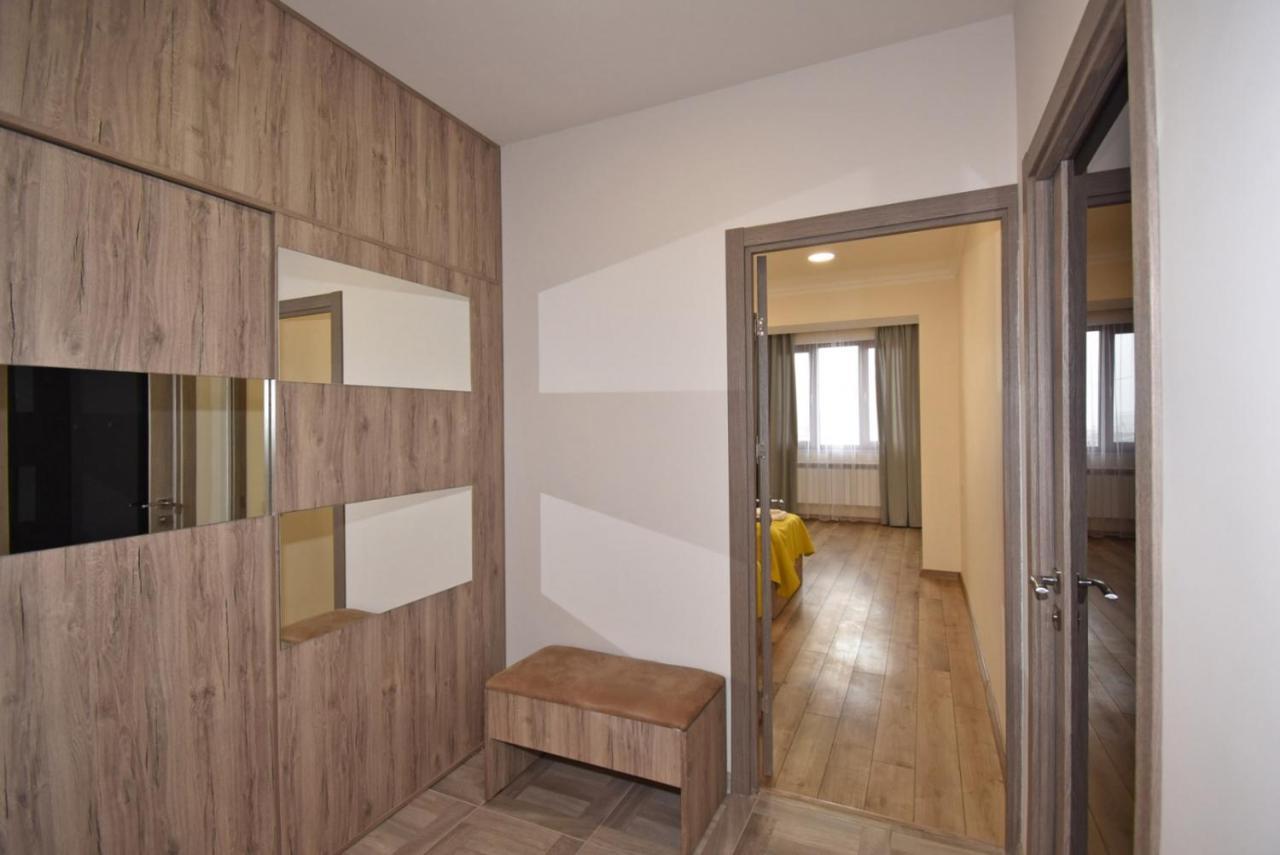 2 Bedroom Apartment, Quiet And Spacious Erevan Esterno foto