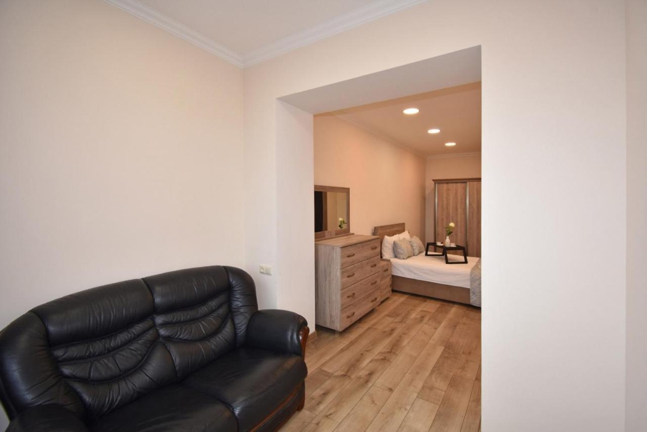 2 Bedroom Apartment, Quiet And Spacious Erevan Esterno foto