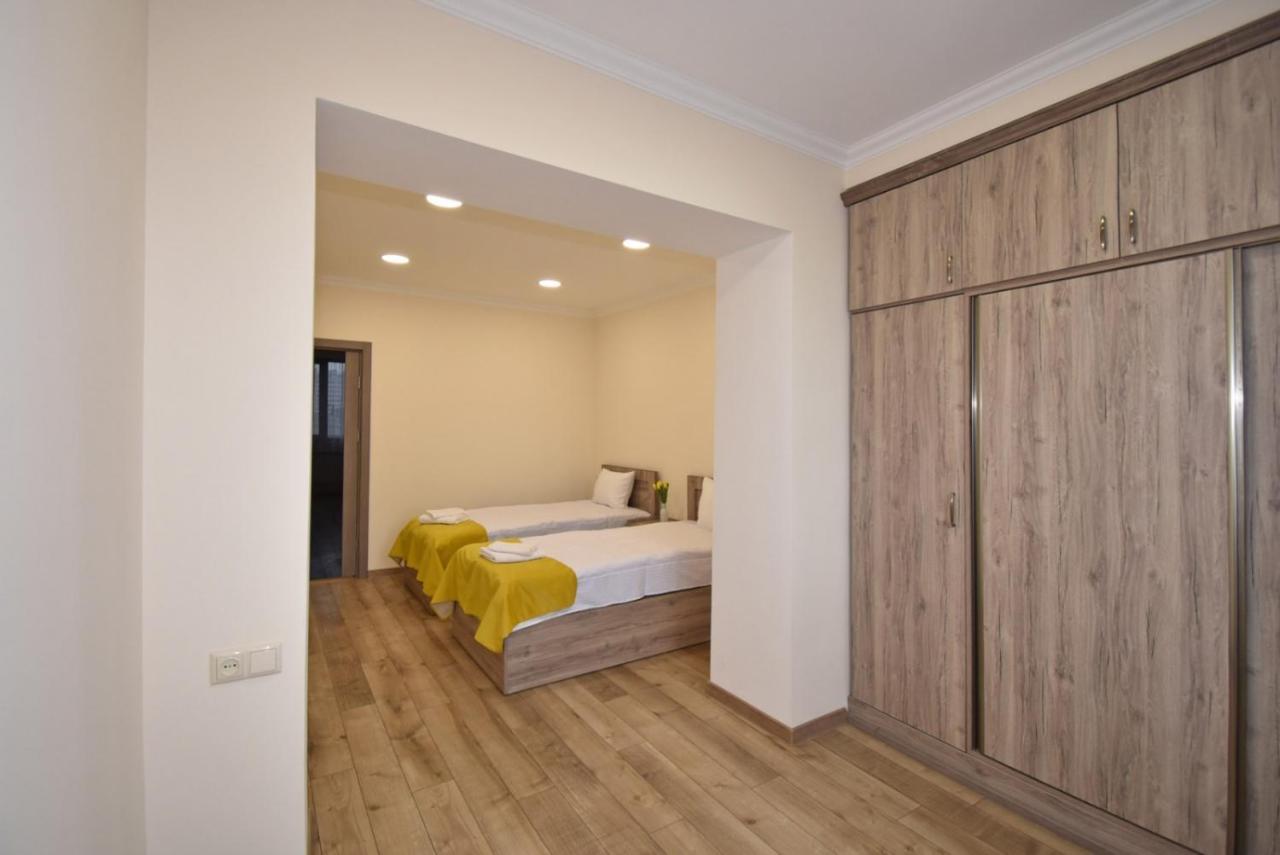 2 Bedroom Apartment, Quiet And Spacious Erevan Esterno foto