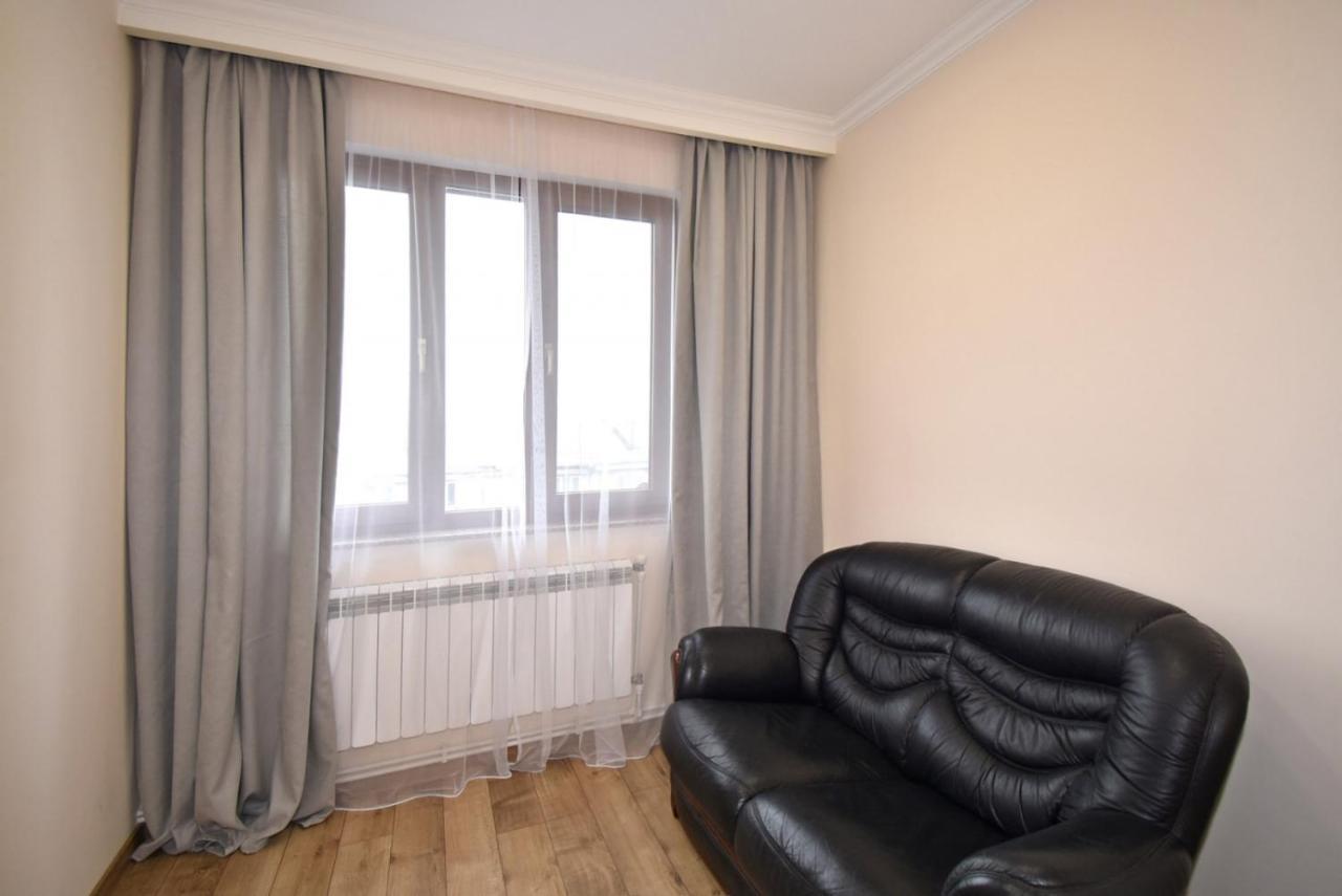 2 Bedroom Apartment, Quiet And Spacious Erevan Esterno foto
