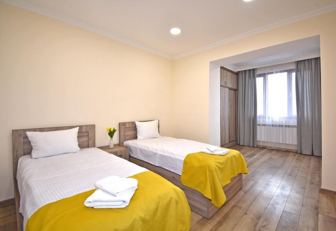 2 Bedroom Apartment, Quiet And Spacious Erevan Esterno foto