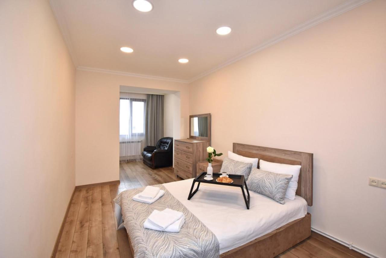 2 Bedroom Apartment, Quiet And Spacious Erevan Esterno foto