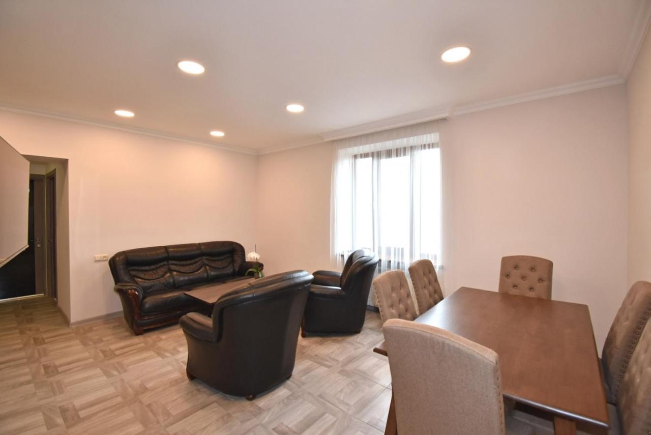 2 Bedroom Apartment, Quiet And Spacious Erevan Esterno foto