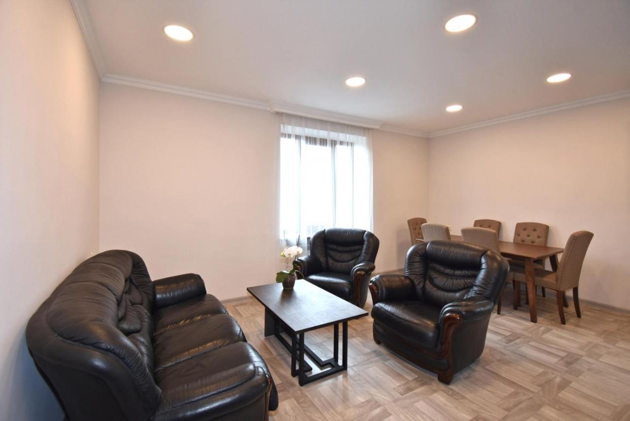 2 Bedroom Apartment, Quiet And Spacious Erevan Esterno foto