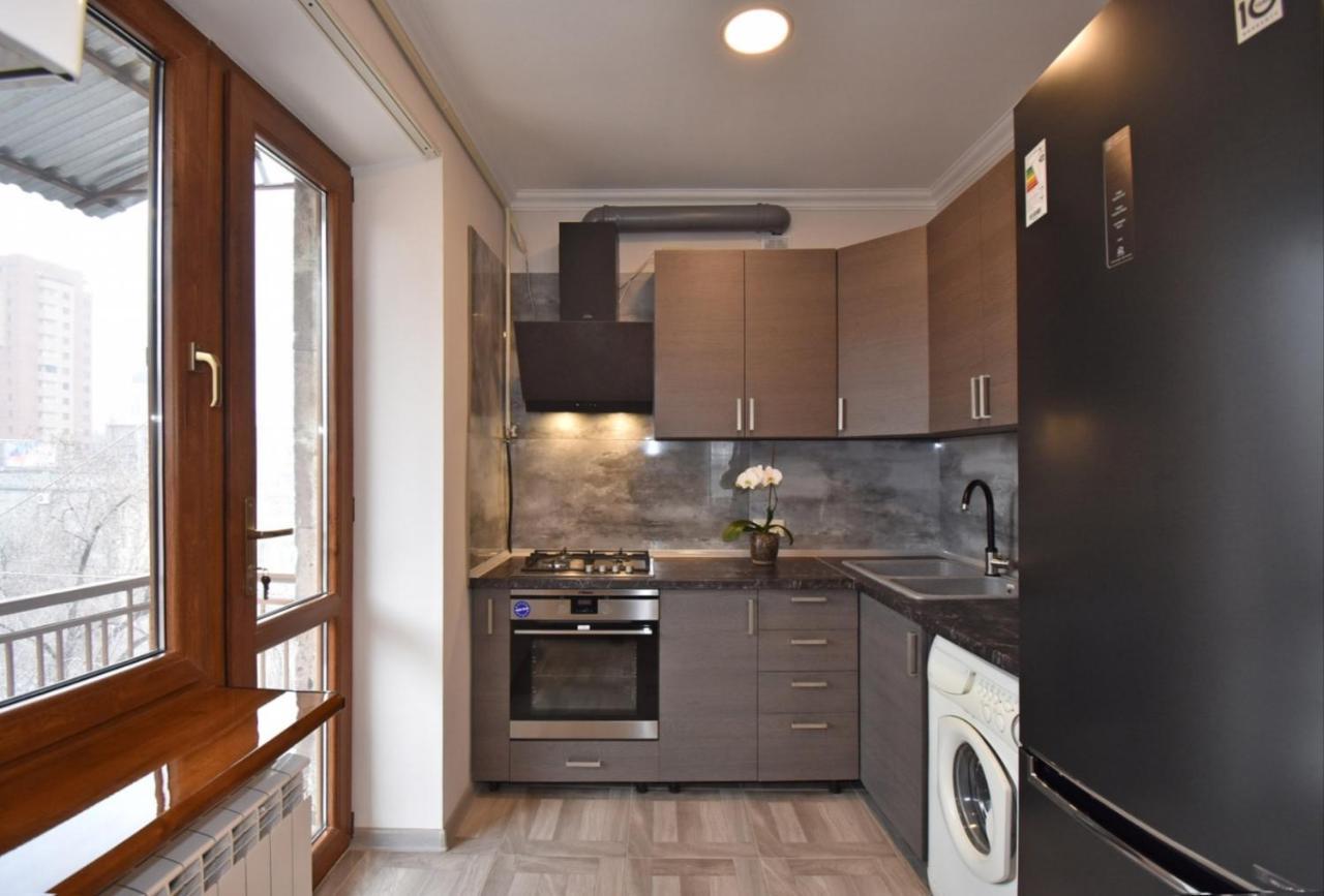 2 Bedroom Apartment, Quiet And Spacious Erevan Esterno foto