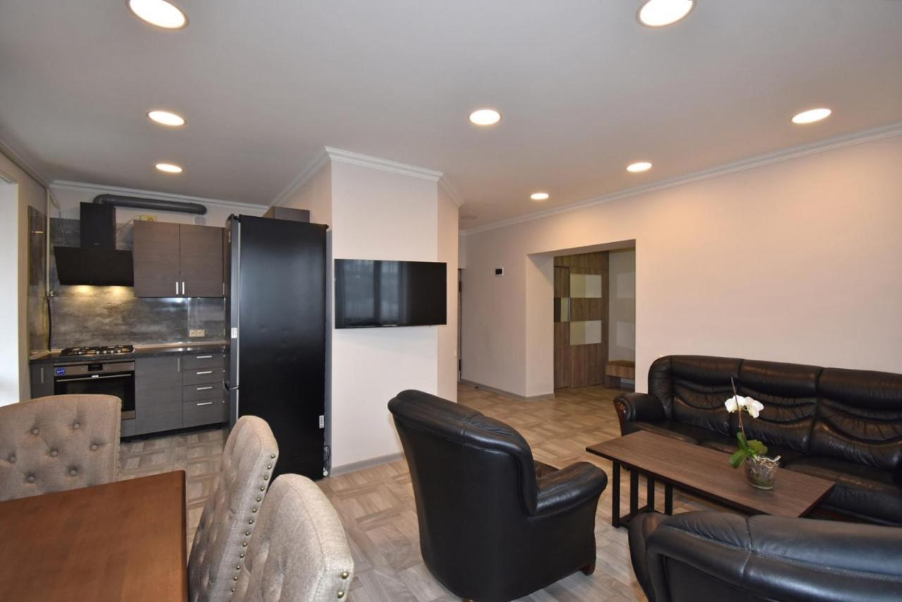 2 Bedroom Apartment, Quiet And Spacious Erevan Esterno foto